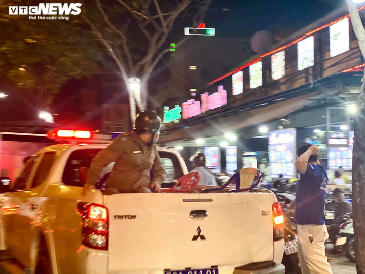 Ảnh: Nhiều nhà hàng ở TP.HCM vẫn đón cả trăm khách cùng lúc, bất chấp lệnh cấm - 10