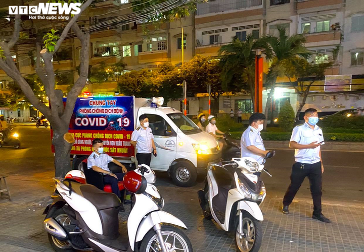 Ảnh: Nhiều nhà hàng ở TP.HCM vẫn đón cả trăm khách cùng lúc, bất chấp lệnh cấm - 2