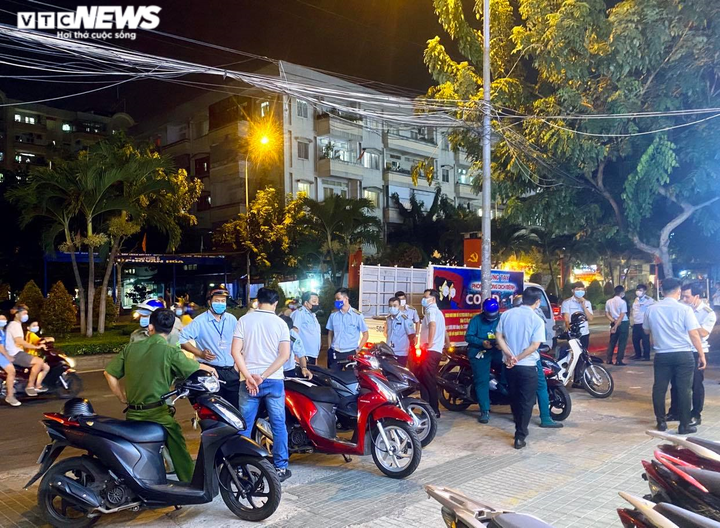 Ảnh: Nhiều nhà hàng ở TP.HCM vẫn đón cả trăm khách cùng lúc, bất chấp lệnh cấm - 1