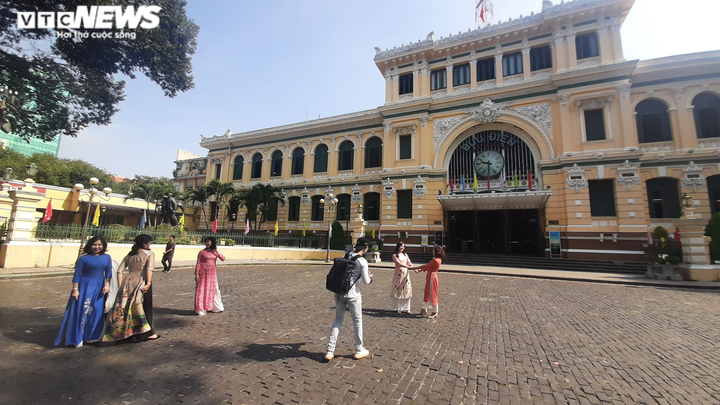 Ảnh: Điểm tham quan TP.HCM vắng khách sau Tết, nhiều người không đeo khẩu trang - 10