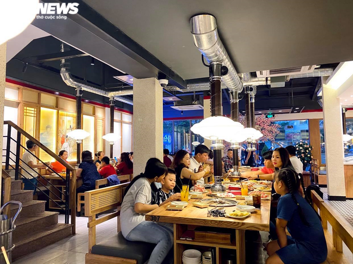 Ảnh: Nhiều nhà hàng ở TP.HCM vẫn đón cả trăm khách cùng lúc, bất chấp lệnh cấm - 4