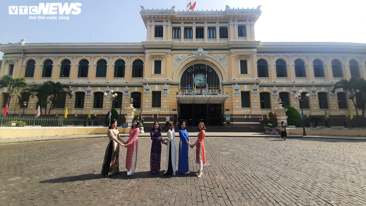 Ảnh: Điểm tham quan TP.HCM vắng khách sau Tết, nhiều người không đeo khẩu trang - 1