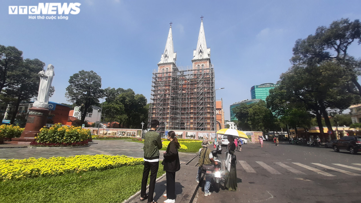 Ảnh: Điểm tham quan TP.HCM vắng khách sau Tết, nhiều người không đeo khẩu trang - 3