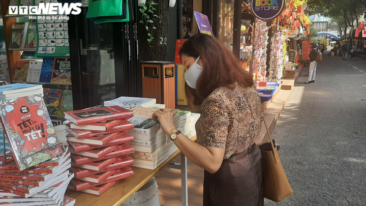 Ảnh: Điểm tham quan TP.HCM vắng khách sau Tết, nhiều người không đeo khẩu trang - 6