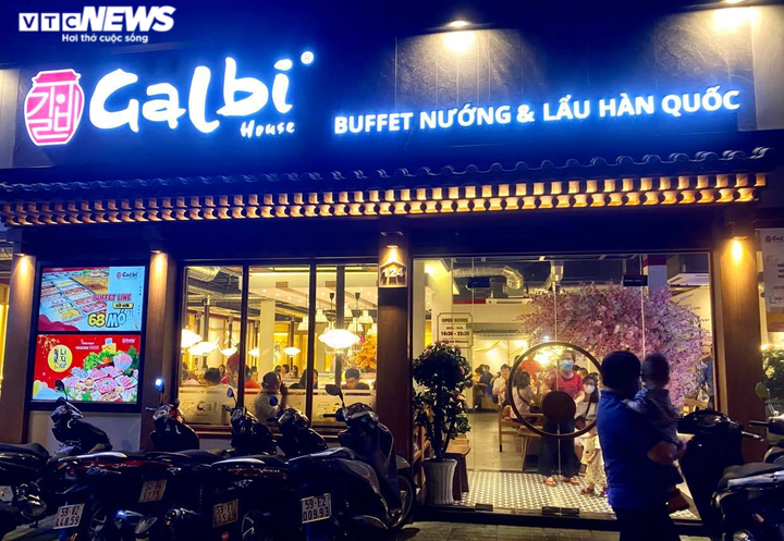 Ảnh: Nhiều nhà hàng ở TP.HCM vẫn đón cả trăm khách cùng lúc, bất chấp lệnh cấm - 3