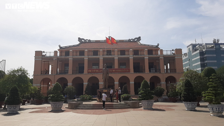 Ảnh: Điểm tham quan TP.HCM vắng khách sau Tết, nhiều người không đeo khẩu trang - 8