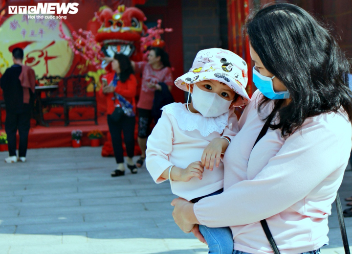 Ảnh: Người Sài Gòn e dè đeo khẩu trang đi lễ chùa đầu năm - 5