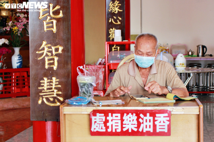 Ảnh: Người Sài Gòn e dè đeo khẩu trang đi lễ chùa đầu năm - 10