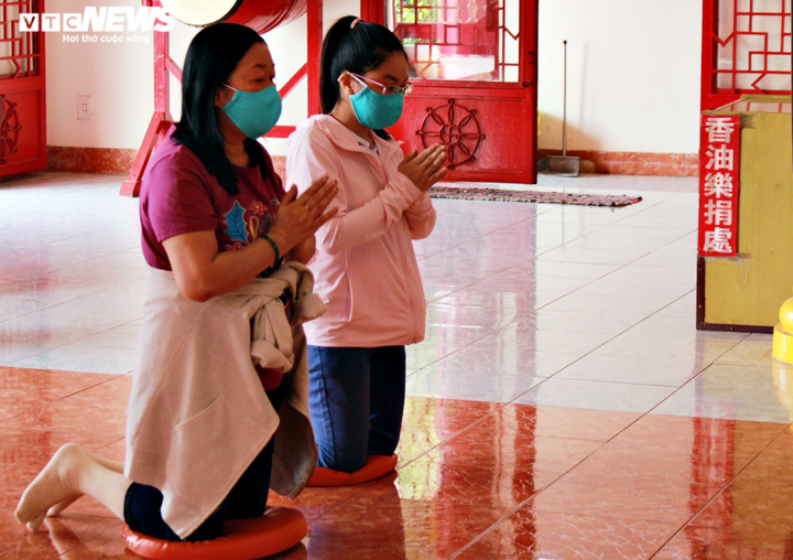 Ảnh: Người Sài Gòn e dè đeo khẩu trang đi lễ chùa đầu năm - 9