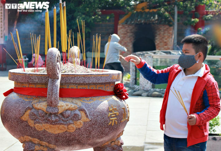 Ảnh: Người Sài Gòn e dè đeo khẩu trang đi lễ chùa đầu năm - 7