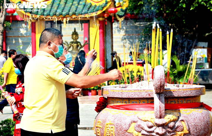 Ảnh: Người Sài Gòn e dè đeo khẩu trang đi lễ chùa đầu năm - 6
