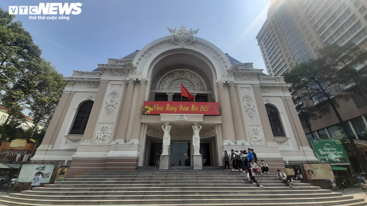 Ảnh: Điểm tham quan TP.HCM vắng khách sau Tết, nhiều người không đeo khẩu trang - 7