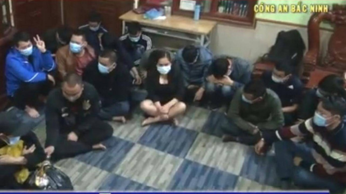 Bắc Ninh: Tạm giữ 18 con bạc tụ tập chơi xóc đĩa trong bão dịch COVID-19 - 1