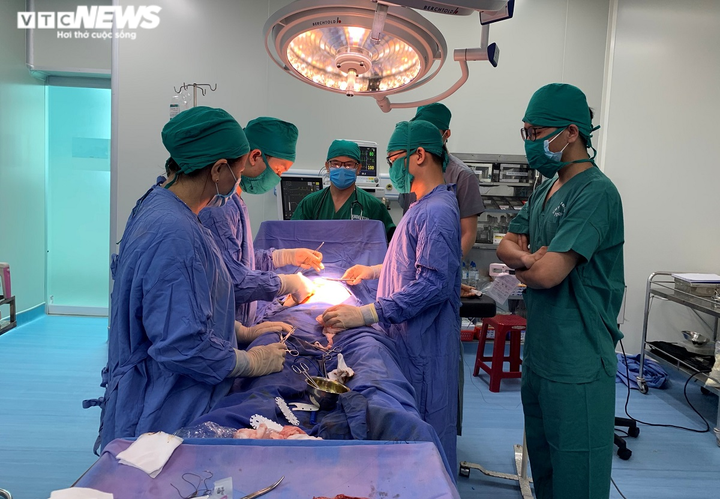 Cứu kịp thời cụ bà U90 bị tràn mủ ổ bụng hiếm gặp - 1