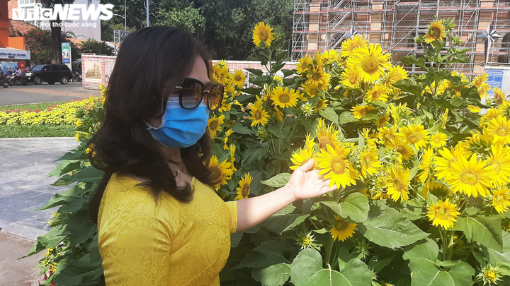 Ảnh: Điểm tham quan TP.HCM vắng khách sau Tết, nhiều người không đeo khẩu trang - 4