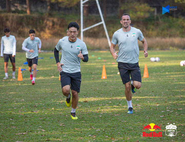 Các CLB tập luyện mùa COVID-19 thế nào? - 1