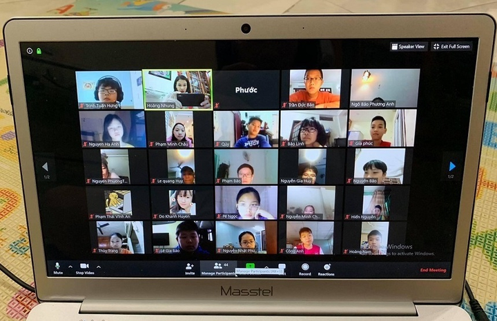 Con căng mắt học online qua điện thoại, bố mẹ cắn răng chi tiền sắm máy tính - 1