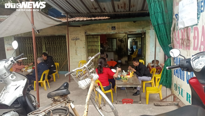 Nhiều quán ăn ở Hà Nội thờ ơ lệnh giãn cách, khách vẫn tấp nập ra vào - 3