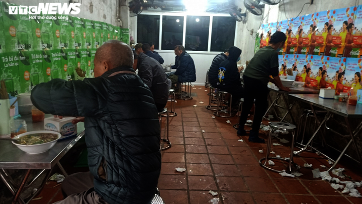 Nhiều quán ăn ở Hà Nội thờ ơ lệnh giãn cách, khách vẫn tấp nập ra vào - 4