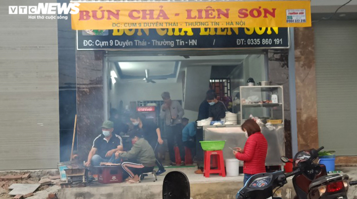 Nhiều quán ăn ở Hà Nội thờ ơ lệnh giãn cách, khách vẫn tấp nập ra vào - 1
