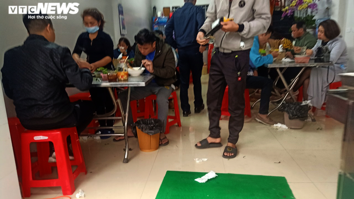 Nhiều quán ăn ở Hà Nội thờ ơ lệnh giãn cách, khách vẫn tấp nập ra vào - 2