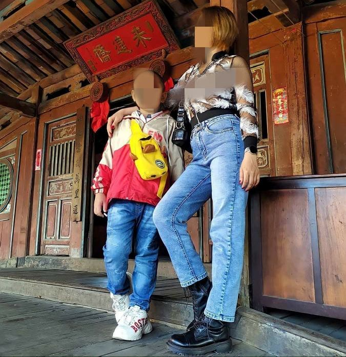 Phản cảm cô gái tạo dáng chụp ảnh kệch cỡm ở di tích Chùa Cầu - 2