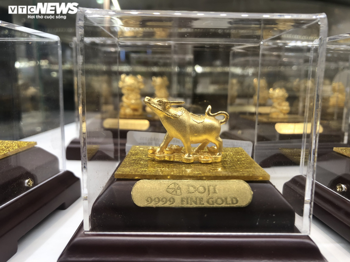 Thị trường ngày vía Thần Tài 2021: Trâu vàng đủ loại hút khách - 1