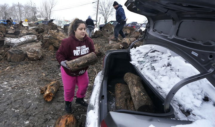 Ảnh: Người Mỹ tìm mọi cách để giữ ấm và trữ nước trong trận bão tuyết kỷ lục - 3