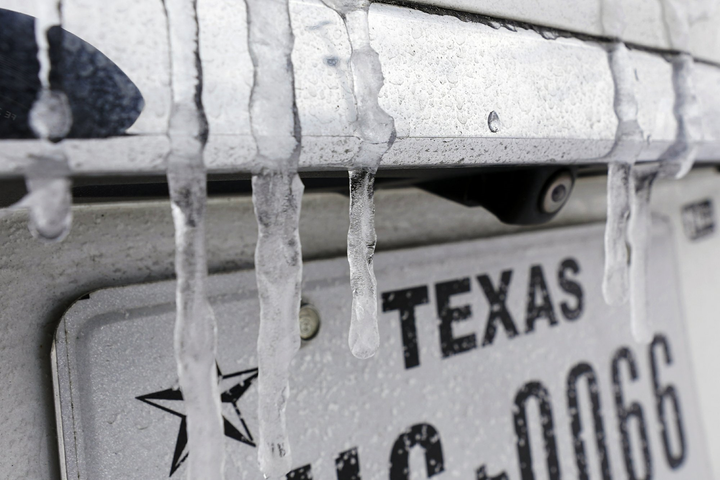 Ảnh: Người Mỹ tìm mọi cách để giữ ấm và trữ nước trong trận bão tuyết kỷ lục - 4