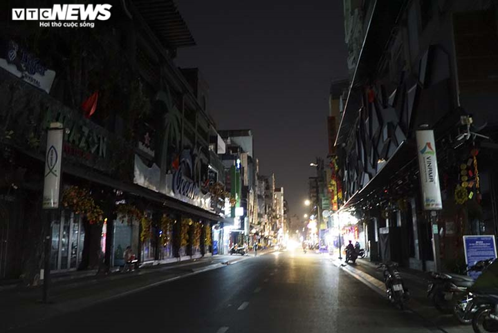 Ảnh: Phố đi bộ Bùi Viện nhộn nhịp nhất TP.HCM đìu hiu vì dịch COVID-19 - 9