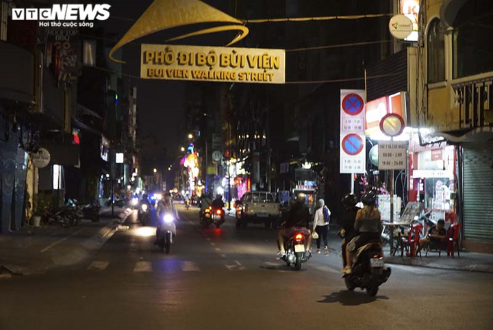 Ảnh: Phố đi bộ Bùi Viện nhộn nhịp nhất TP.HCM đìu hiu vì dịch COVID-19 - 1
