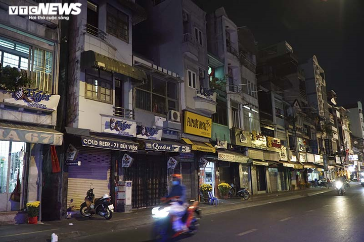 Ảnh: Phố đi bộ Bùi Viện nhộn nhịp nhất TP.HCM đìu hiu vì dịch COVID-19 - 7
