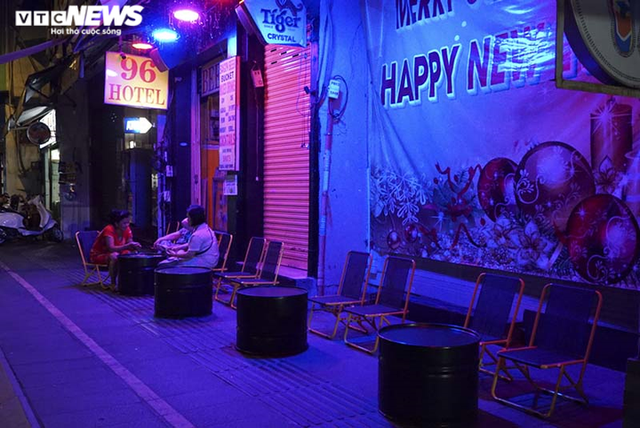 Ảnh: Phố đi bộ Bùi Viện nhộn nhịp nhất TP.HCM đìu hiu vì dịch COVID-19 - 5