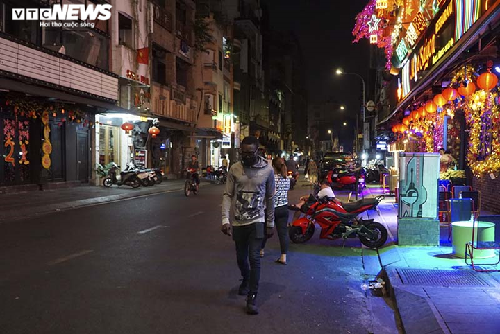 Ảnh: Phố đi bộ Bùi Viện nhộn nhịp nhất TP.HCM đìu hiu vì dịch COVID-19 - 4