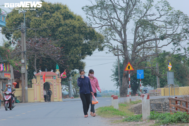 Chùa Đậu đóng cửa ngày khai hội, du khách đứng vái vọng từ xa - 8