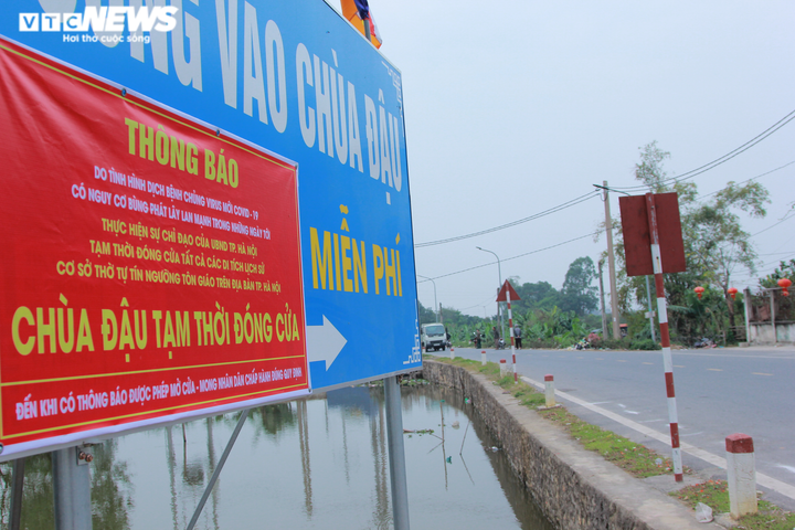 Chùa Đậu đóng cửa ngày khai hội, du khách đứng vái vọng từ xa - 2