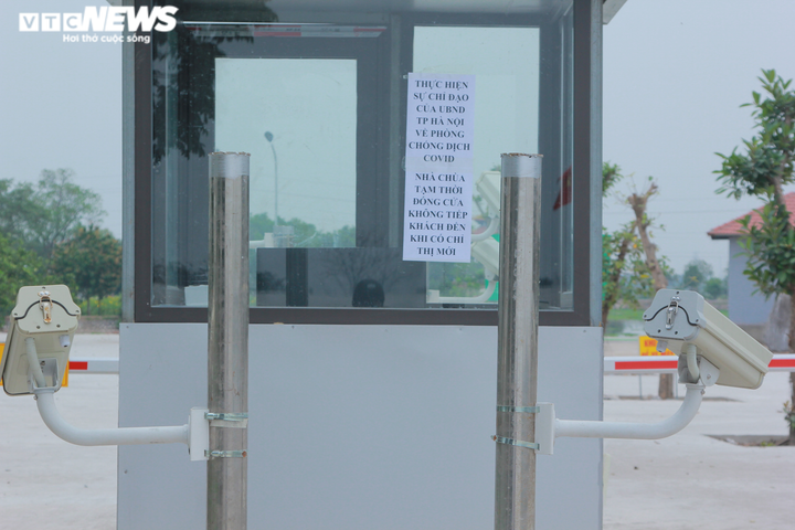 Chùa Đậu đóng cửa ngày khai hội, du khách đứng vái vọng từ xa - 4