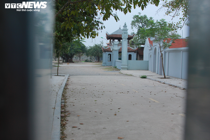 Chùa Đậu đóng cửa ngày khai hội, du khách đứng vái vọng từ xa - 9