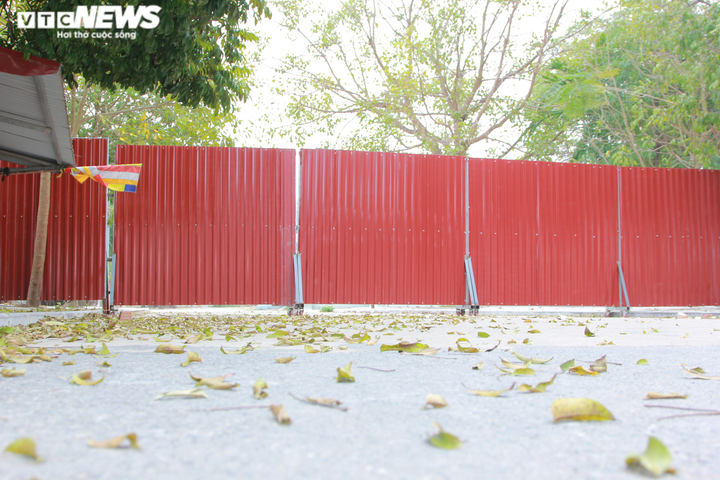 Chùa Đậu đóng cửa ngày khai hội, du khách đứng vái vọng từ xa - 3