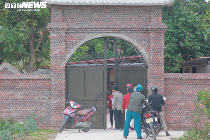 Chùa Đậu đóng cửa ngày khai hội, du khách đứng vái vọng từ xa - 5