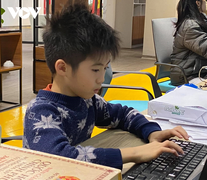 Năm 'COVID-19 thứ 2' trẻ học online, mạng vẫn cứ 'rớt' và phụ huynh vẫn cứ lo - 1