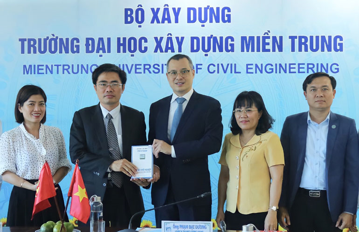 Bí thư Phú Yên thăm gia đình chàng trai 'từ quê nghèo đến NASA' - 1