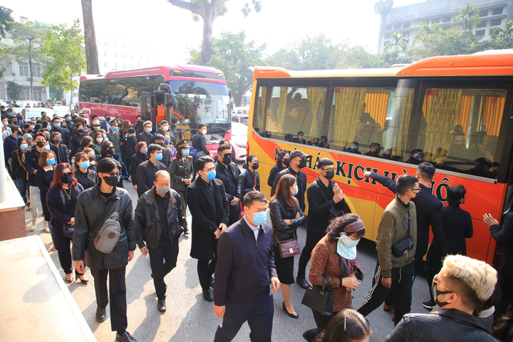 Công Lý, Việt Anh cùng nhiều đồng nghiệp nghẹn ngào tiễn đưa NSND Hoàng Dũng - 20