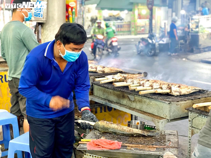 Nướng 2.500 con cá lóc, quán ăn ở Sài Gòn vẫn lo không đủ bán ngày vía Thần Tài - 4