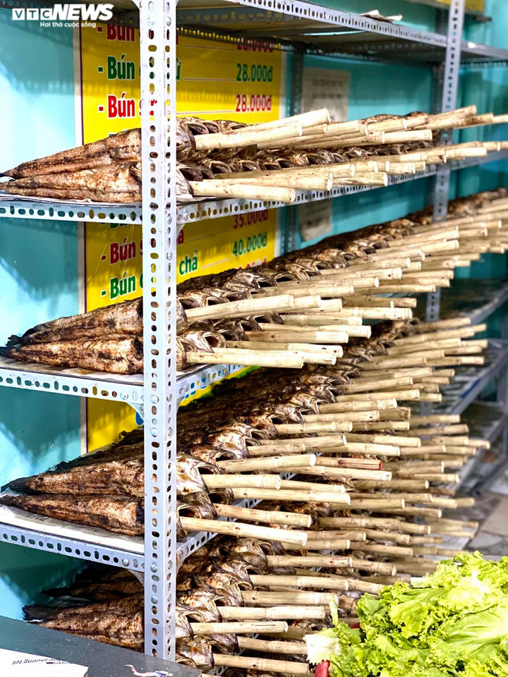 Nướng 2.500 con cá lóc, quán ăn ở Sài Gòn vẫn lo không đủ bán ngày vía Thần Tài - 9