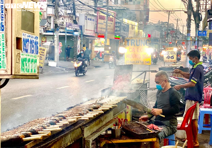 Nướng 2.500 con cá lóc, quán ăn ở Sài Gòn vẫn lo không đủ bán ngày vía Thần Tài - 3