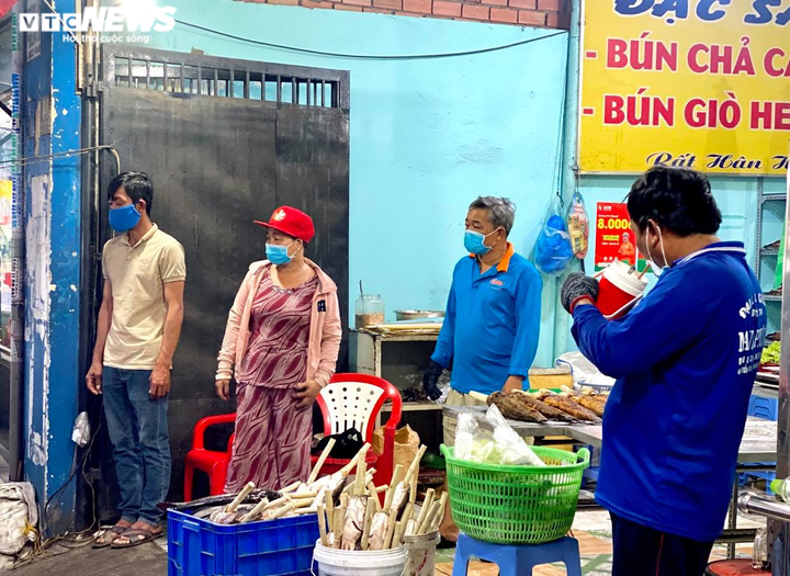 Nướng 2.500 con cá lóc, quán ăn ở Sài Gòn vẫn lo không đủ bán ngày vía Thần Tài - 12