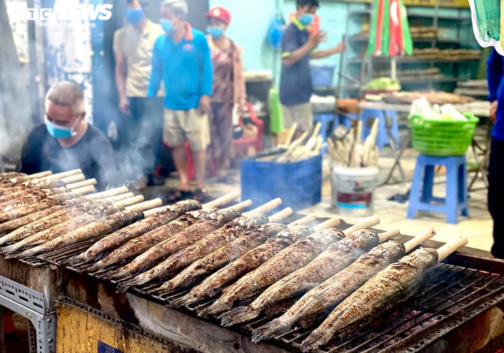 Nướng 2.500 con cá lóc, quán ăn ở Sài Gòn vẫn lo không đủ bán ngày vía Thần Tài - 6