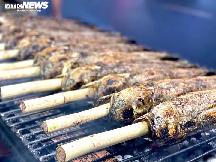 Nướng 2.500 con cá lóc, quán ăn ở Sài Gòn vẫn lo không đủ bán ngày vía Thần Tài - 11