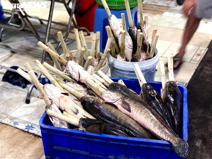 Nướng 2.500 con cá lóc, quán ăn ở Sài Gòn vẫn lo không đủ bán ngày vía Thần Tài - 10